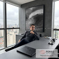 Onda gigante do mar arrebentando sob céu de tempestade em fotografia preto e branco, quadro decorativo