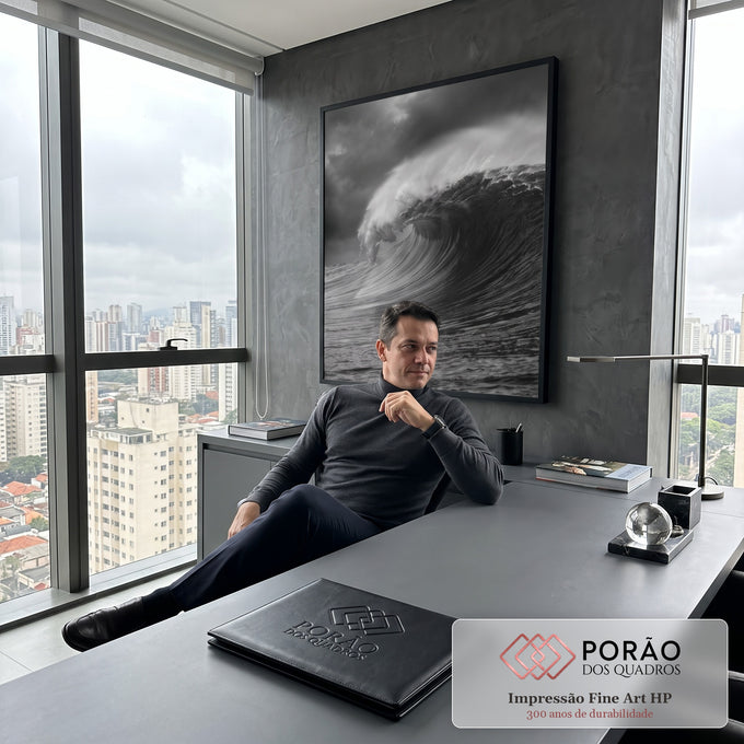 Onda gigante do mar arrebentando sob céu de tempestade em fotografia preto e branco, quadro decorativo
