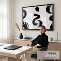 Quadro Decorativo Grande Pincelada Abstrata para Sala Preto | quadros decorativos | pincelada preta em espiral sobre fundo branco texturizado estilo caligrafia oriental | em ambiente 2 | Porao dos Quadros