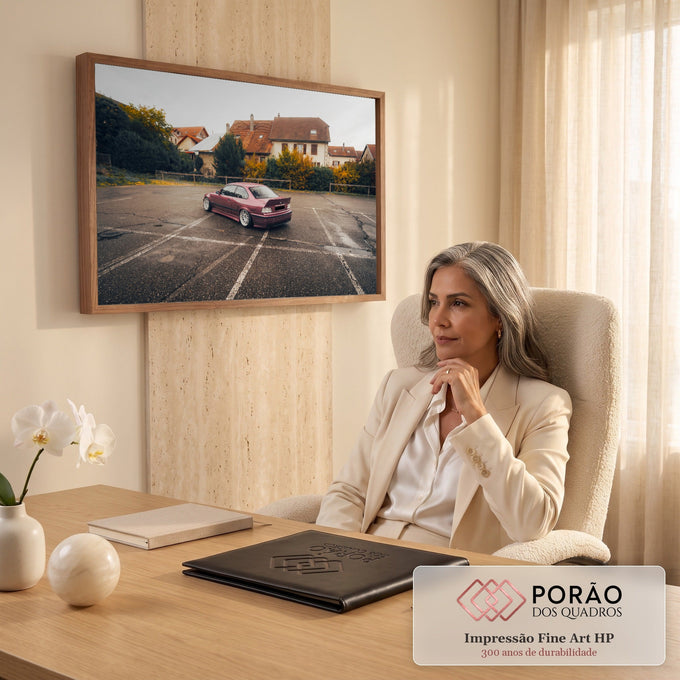 Carro esportivo rebaixado bordô em estacionamento molhado com casas europeias e árvores de outono, quadro decorativo