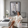 Mulher de sobretudo branco listrado com garça cinza gigante em barco xadrez preto e branco, quadro decorativo