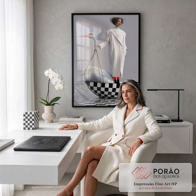 Mulher de sobretudo branco listrado com garça cinza gigante em barco xadrez preto e branco, quadro decorativo