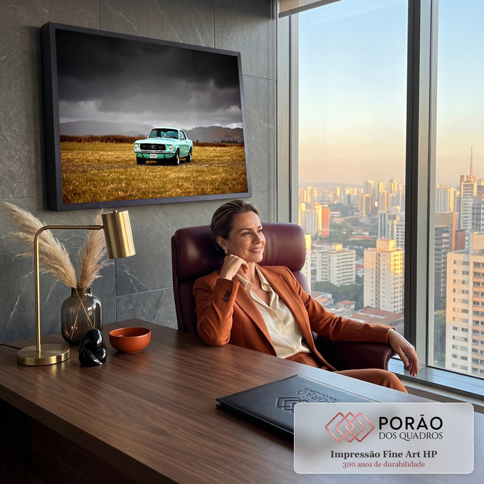 Mustang clássico turquesa em campo dourado sob céu cinza de tempestade e montanhas, quadro decorativo