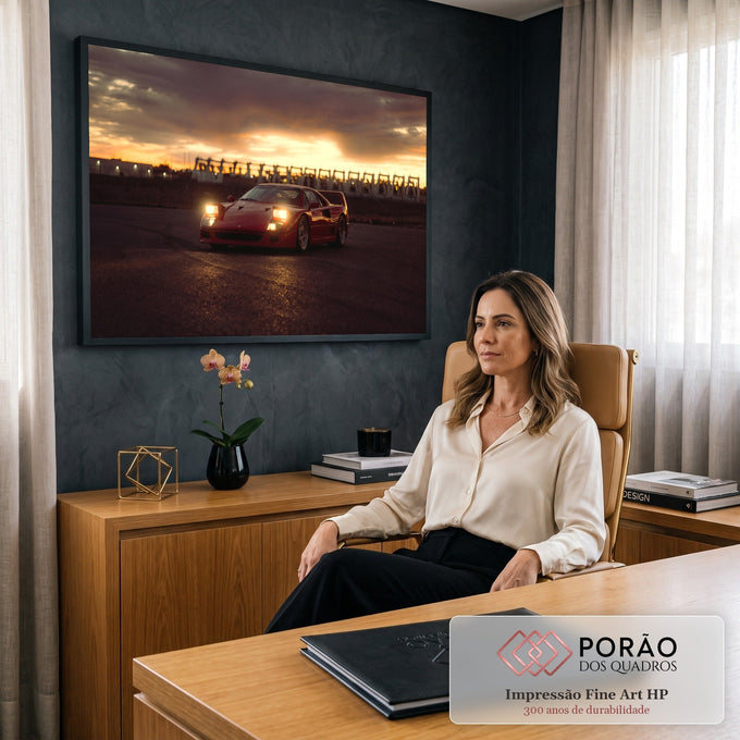 Ferrari F40 vermelha com faróis acesos sob céu dramático de pôr do sol, quadro decorativo