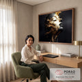Quadro Decorativo Grande Rosto Dourado para Sala | quadros decorativos | rosto feminino de perfil em preto coberto por respingos de tinta dourada | em ambiente 2 | Porao dos Quadros