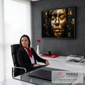Rosto feminino de olhos fechados coberto por folhas de ouro sobre fundo preto texturizado, quadro decorativo