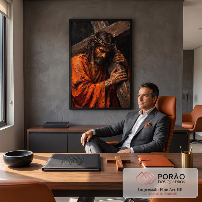 Quadro Decorativo Grande Jesus Cristo Laranja para Sala | quadros decorativos | Jesus Cristo carregando a cruz com coroa de espinhos e manto laranja rasgado | em ambiente 2 | Porao dos Quadros