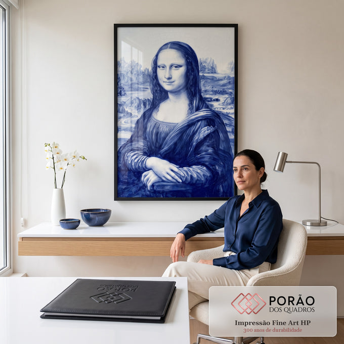 Quadro Decorativo Grande Mona Lisa em Azulejo para Sala Azul | quadros decorativos | retrato feminino estilo Mona Lisa em tons de azul e branco, efeito azulejo | em ambiente 2 | Porao dos Quadros
