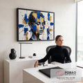 Quadro Decorativo Grande Retrato Dourado para Sala Azul | quadros decorativos | rosto feminino em preto e branco coberto por blocos de tinta azul e dourada escorrida | em ambiente 2 | Porao dos Quadros