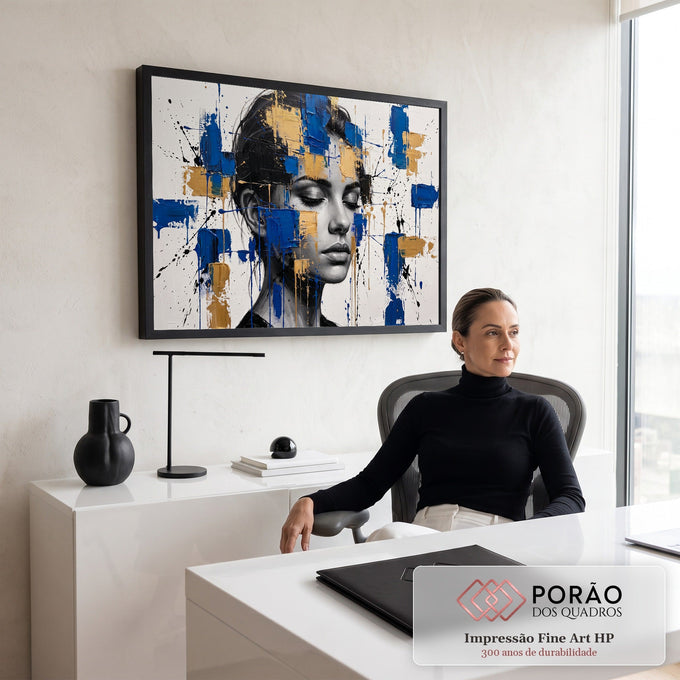Quadro Decorativo Grande Retrato Dourado para Sala Azul | quadros decorativos | rosto feminino em preto e branco coberto por blocos de tinta azul e dourada escorrida | em ambiente 2 | Porao dos Quadros