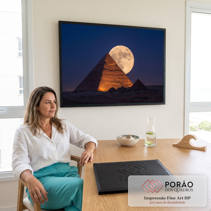 Quadro Decorativo Grande Pirâmide de Gizé para Sala Laranja | quadros decorativos | pirâmide egípcia iluminada em laranja com lua cheia atrás do topo contra céu azul escuro | em ambiente 2 | Porao dos Quadros
