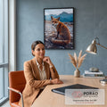 Raposa vermelha sentada olhando para a frente com montanhas azuis ao fundo, quadro decorativo