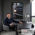Frente de carro clássico preto molhado de chuva com farol aceso e para-choque cromado, quadro decorativo