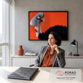 Rosto surreal de perfil com lábios vermelhos, olho verde e pelo preto em fundo laranja, quadro decorativo