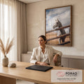 Cavalo branco atrás de cerca de madeira rústica com céu nublado e colinas ao fundo, quadro decorativo