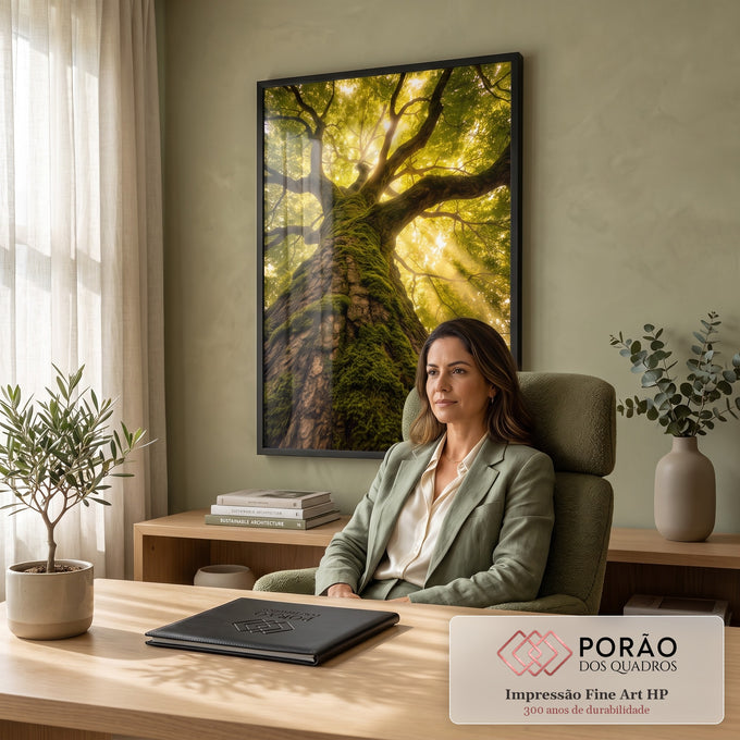Quadro Decorativo Grande Árvore com Musgo para Sala Verde | quadros decorativos | tronco coberto de musgo verde visto de baixo com copa dourada pela luz do sol | em ambiente 2 | Porao dos Quadros