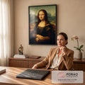 Mona Lisa de Leonardo da Vinci com mãos cruzadas e paisagem ao fundo em tons marrons, quadro decorativo