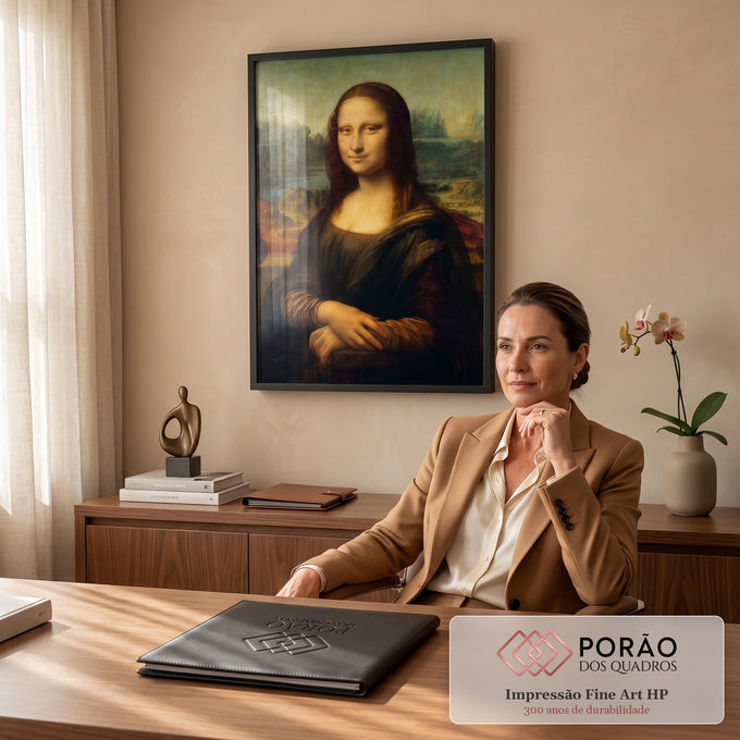 Mona Lisa de Leonardo da Vinci com mãos cruzadas e paisagem ao fundo em tons marrons, quadro decorativo