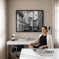 Quadro Decorativo Grande Rua de Paris para Sala Preto | quadros decorativos | rua parisiense em preto e branco com carros clássicos e Torre Eiffel ao fundo | em ambiente 2 | Porao dos Quadros
