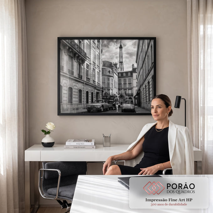 Quadro Decorativo Grande Rua de Paris para Sala Preto | quadros decorativos | rua parisiense em preto e branco com carros clássicos e Torre Eiffel ao fundo | em ambiente 2 | Porao dos Quadros