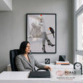 Mulher arlequim em macacão xadrez preto e branco sentada em corda com pássaro negro, quadro decorativo