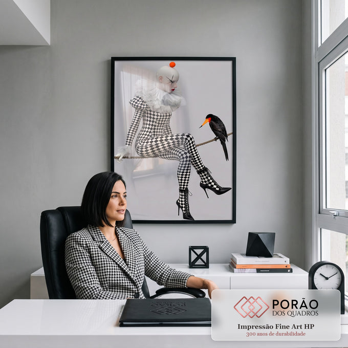 Mulher arlequim em macacão xadrez preto e branco sentada em corda com pássaro negro, quadro decorativo