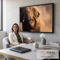 Elefante africano com tromba erguida e presas de marfim em nuvem de poeira dourada, quadro decorativo