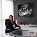 Quadro Decorativo Grande Jesus Cristo Coroa para Sala Preto | quadros decorativos | rosto de Jesus com coroa de espinhos sobre três cruzes em preto e branco | em ambiente 2 | Porao dos Quadros