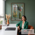 Dupla surreal com cabeças de poá e xadrez, chifres e roupas estampadas sobre fundo verde, quadro decorativo