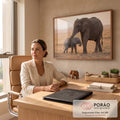 Quadro Decorativo Grande Elefanta e Filhote para Sala Bege | quadros decorativos | elefanta envolve filhote com a tromba em savana ao entardecer | em ambiente 2 | Porao dos Quadros