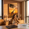 Girafa em silhueta ao pôr do sol na savana africana, céu laranja e árvore, quadro decorativo