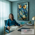 Quadro Decorativo Grande Coruja Mosaico de Vitral para Sala | quadros decorativos | coruja em mosaico de vitral azul e dourado pousada em galho | em ambiente 2 | Porao dos Quadros