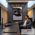 Quadro Decorativo Grande Esportivo Fosco para Sala Preto | quadros decorativos | vista traseira de carro esportivo preto fosco com faixas amarelas em garagem industrial | em ambiente 2 | Porao dos Quadros