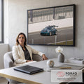 Porsche 911 GT3 RS verde com aerofólio acelerando em pista de corrida cinza, fotografia, quadro decorativo