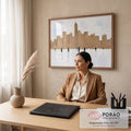 Pintura de prédios em tons bege com silhuetas de pessoas e reflexos sobre fundo branco, quadro decorativo
