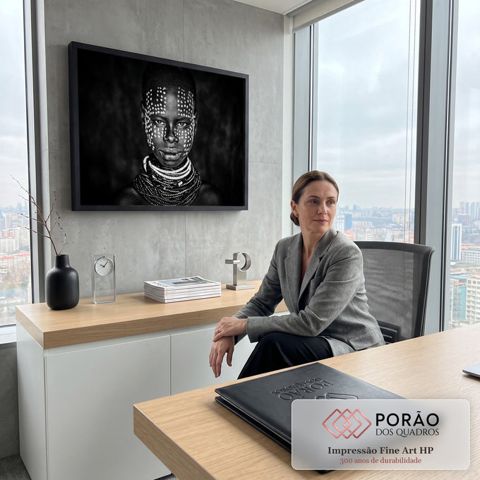 Criança africana com pintura facial de pontos brancos e colares de miçangas em preto e branco, quadro decorativo