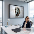 Quadro Decorativo Grande Cabeça de Cavalo para Sala Azul | quadros decorativos | cabeça de cavalo em metal azul e dourado emergindo de parede rachada em efeito 3D | em ambiente 2 | Porao dos Quadros
