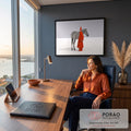 Mulher de casaco vermelho e chapéu cônico ao lado de zebra em planície branca, arte surreal, quadro decorativo