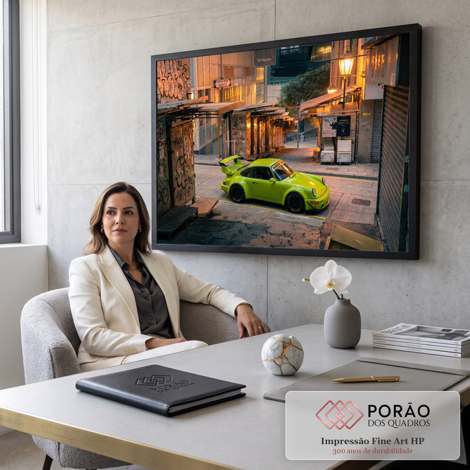 Porsche 911 verde-limão com aerofólio numa ladeira de Hong Kong com grafites e postes acesos, quadro decorativo