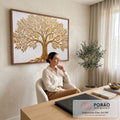 Árvore da vida dourada em relevo com raízes e folhas sobre fundo branco texturizado, quadro decorativo