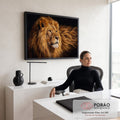Quadro Decorativo Grande Leão com Juba para Sala Dourado | quadros decorativos | leão com juba dourada ao vento em fundo preto, olhar atento | em ambiente 2 | Porao dos Quadros