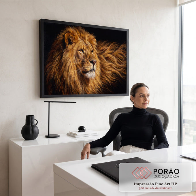 Quadro Decorativo Grande Leão com Juba para Sala Dourado | quadros decorativos | leão com juba dourada ao vento em fundo preto, olhar atento | em ambiente 2 | Porao dos Quadros