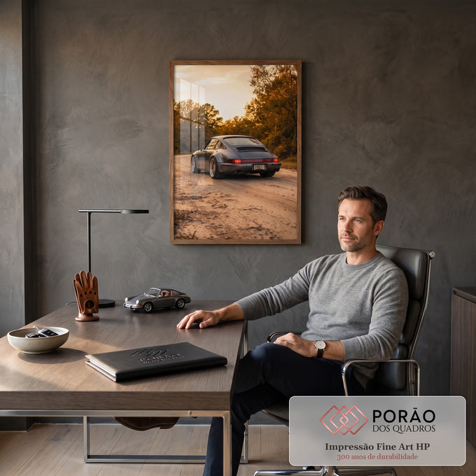 Porsche 911 cinza de traseira em estrada de terra com árvores de outono ao pôr do sol, quadro decorativo
