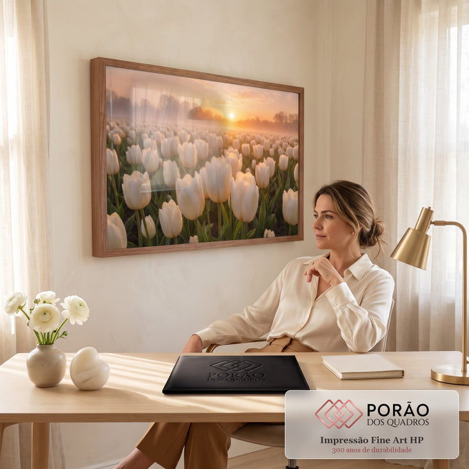 Quadro Decorativo Grande Campo de Tulipas para Sala Branco | quadros decorativos | campo de tulipas brancas com orvalho ao nascer do sol entre névoa | em ambiente 2 | Porao dos Quadros