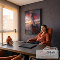 Barco à vela com velas brancas e convés de madeira navegando no mar ao pôr do sol laranja, quadro decorativo