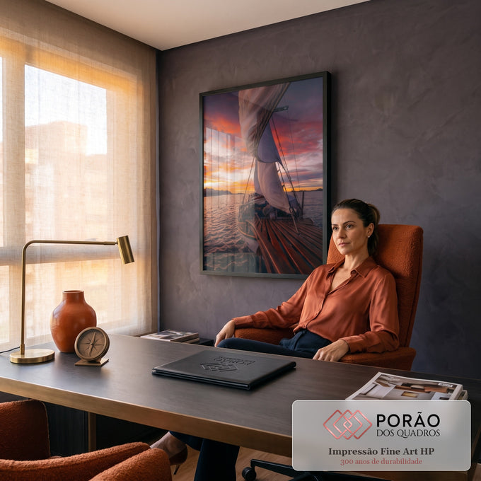 Barco à vela com velas brancas e convés de madeira navegando no mar ao pôr do sol laranja, quadro decorativo
