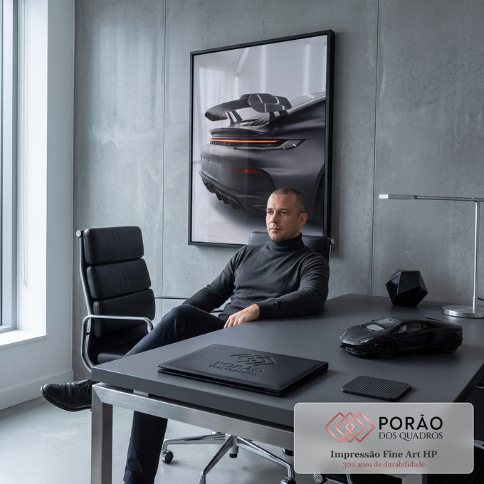 Traseira de Porsche 911 GT3 preto fosco com aerofólio de carbono em estúdio branco, quadro decorativo