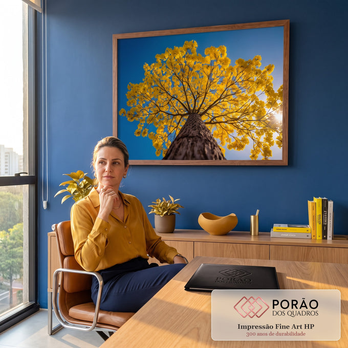 Fotografia de ipê amarelo florido visto de baixo, galhos contra céu azul e sol, quadro decorativo