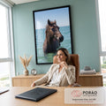 Quadro Decorativo Grande Cavalo Mergulhado para Sala Azul | quadros decorativos | cavalo marrom emergindo do mar turquesa com veleiro ao fundo | em ambiente 2 | Porao dos Quadros
