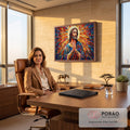 Quadro Decorativo Grande Jesus em Oração para Sala Vermelho | quadros decorativos | Jesus Cristo orando em estilo mosaico com auréola dourada e fundo colorido vibrante | em ambiente 2 | Porao dos Quadros